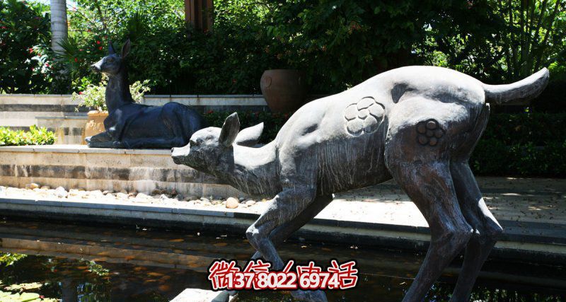 公园池塘中的大理石石雕鹿雕塑