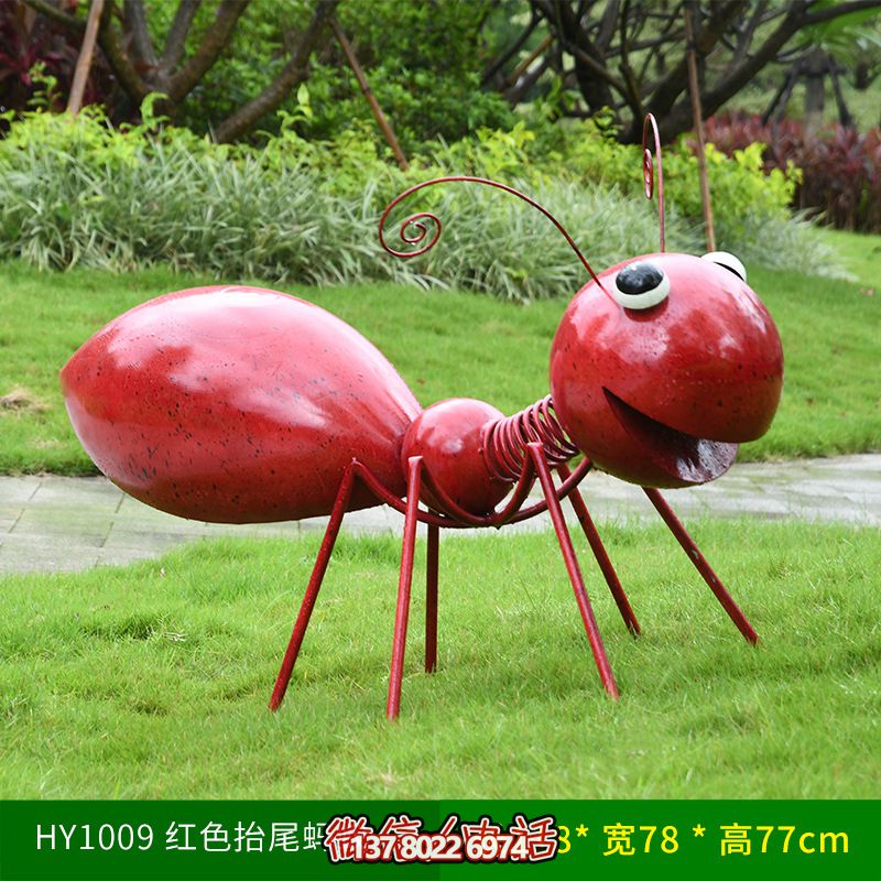 庭院观景区摆放红色抬尾玻璃钢蚂蚁雕塑 庭院观景区摆放红色抬尾玻璃钢蚂蚁雕塑
