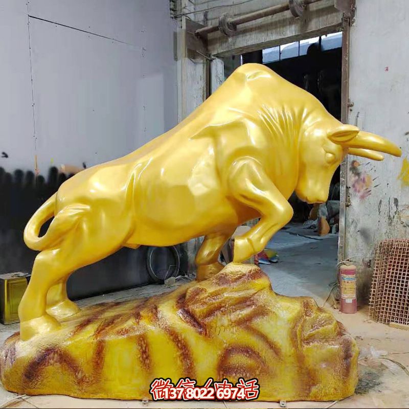 街道上摆放的金色的玻璃钢彩绘华尔街牛 街道上摆放的金色的玻璃钢彩绘华尔街牛